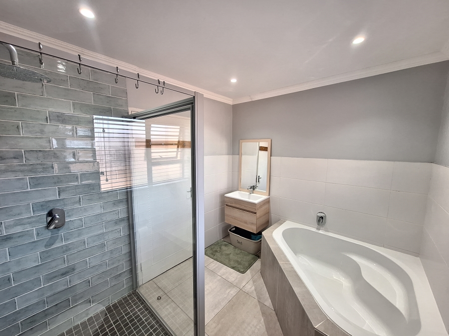 4 Bedroom Property for Sale in Wavecrest Eastern Cape